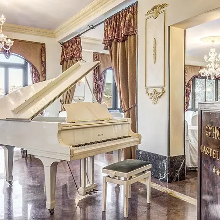 Castel Vecchio فندق 4*