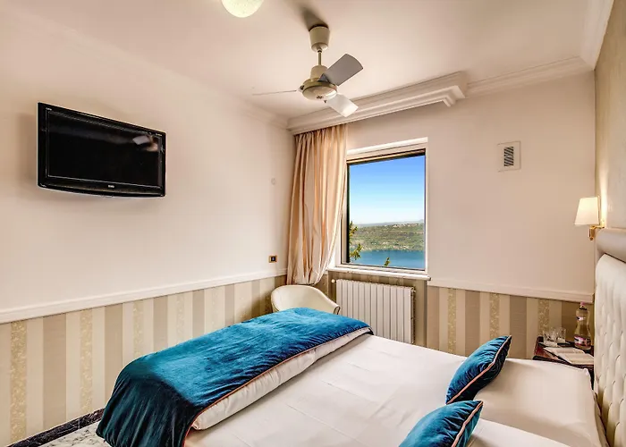 カステル ヴェッキオ 4* カステル・ガンドルフォ